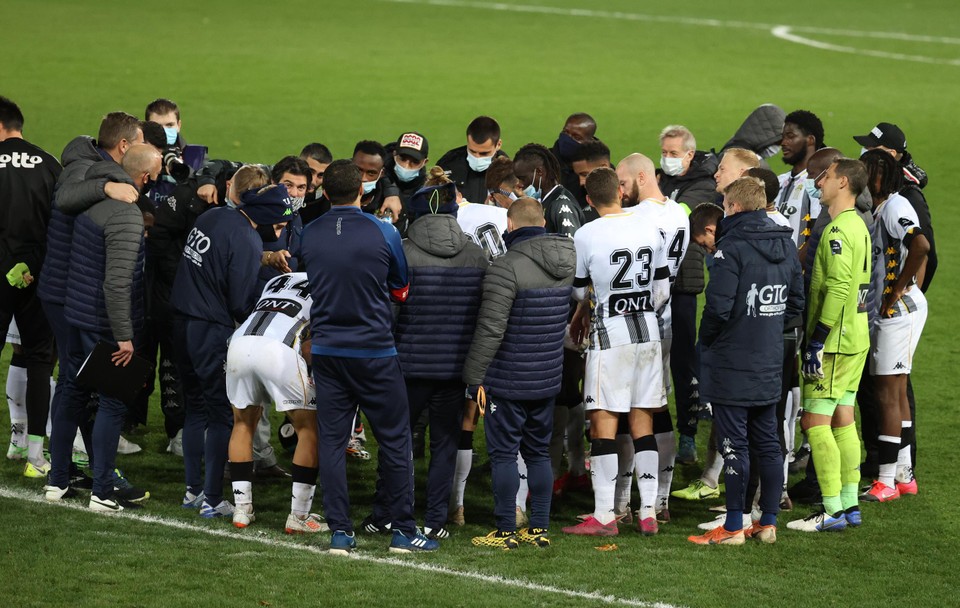 Mehdi Bayat in het midden van zijn team na de zege tegen Cercle Brugge afgelopen weekend. Volgens hem moeten de mensen begrijpen dat iedereen die op het veld staat, negatief getest heeft.