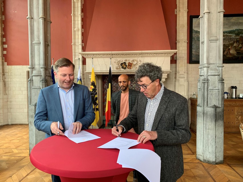 Burgemeester Alexander Vandersmissen, schepen van Sport Abdrahman Labsir en algemeen directeur Marc Michils van Kom op tegen Kanker ondertekenden de overeenkomst.