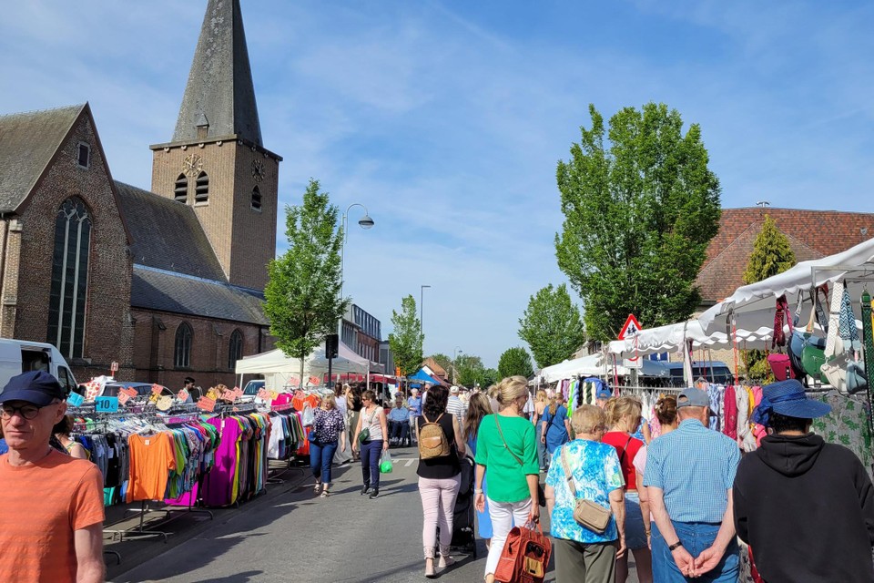 De meimarkt in Sint-Job was een volreffer. Het zonnige weer lokte veel volk naar de dorpskern.