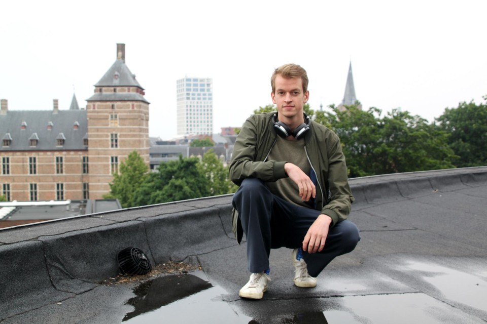 Jesse Dockx speelt zondag op het dak van de Warande, met in de achtergrond de torens van het kasteeltje, Turnova en de Sint-Pieterskerk.