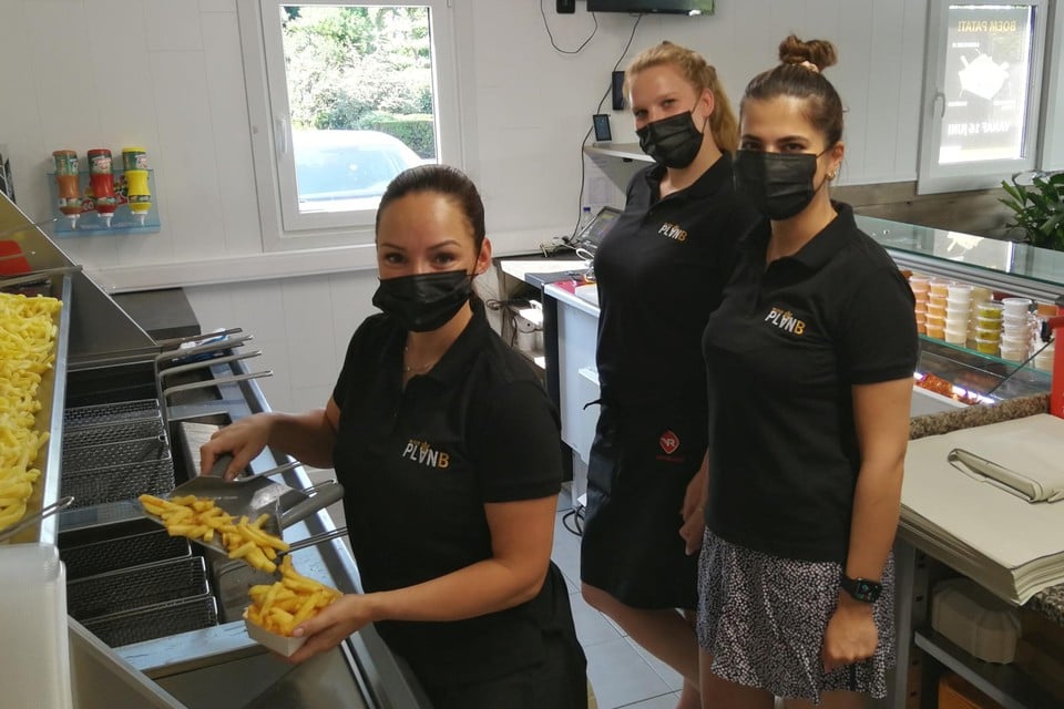 Caro Antson (vooraan) met medewerksters Soraya en Zohal staan in voor de goudgele frietjes in Plan B.