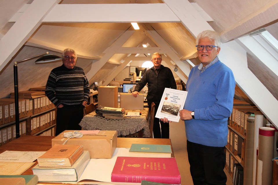 Gie Beyens, Edward Hertogs en voorzitter Ludo Vekemans tonen het nieuwe archief en publicatie.