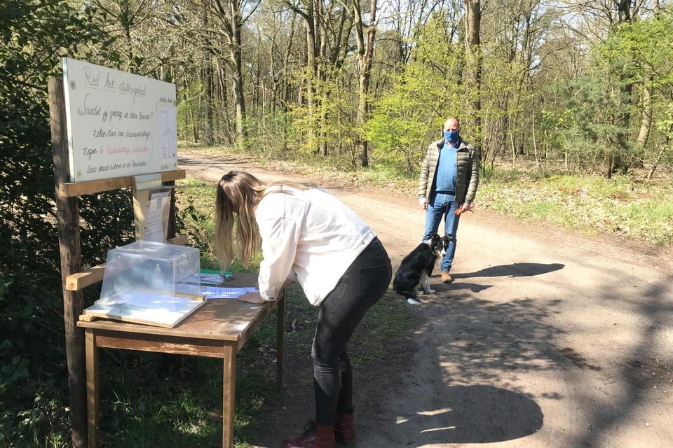 Buurtbewoners bemannen een standje in het SCK-bos waar wandelaars hun actie kunnen onderschrijven.