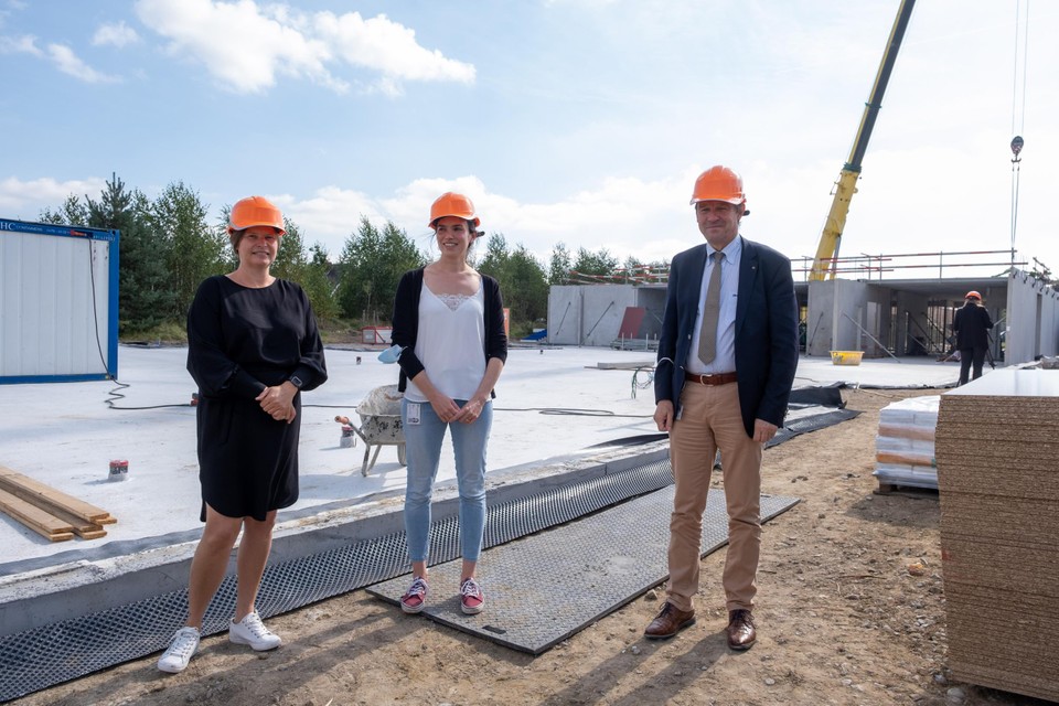 “De bouw is een week geleden begonnen en schiet door het gebruik van prefabbeton heel goed op”, zegt algemeen directeur Jan Ennekens (rechts).
