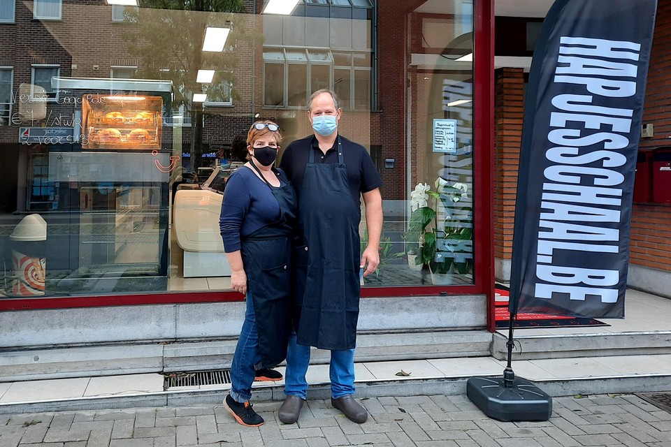 Sandra Verschueren samen met haar man Thomas Haverlands voor hun nieuwe zaak. 