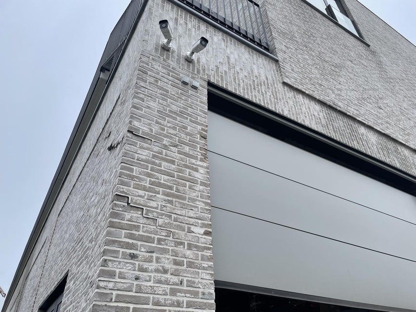 De façade vertoont wel aanzienlijke barsten.