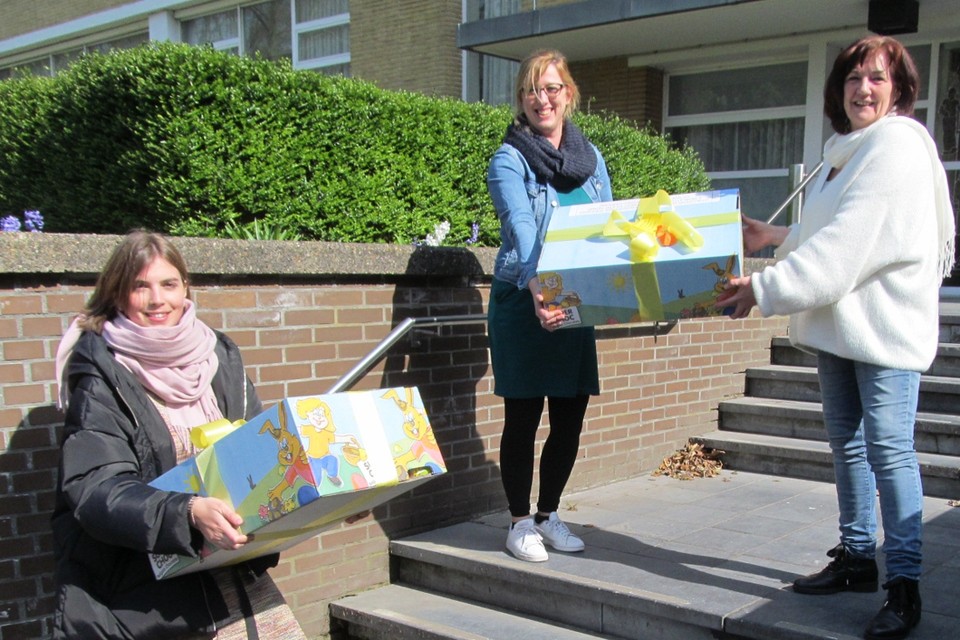 Dozen vol eitjes worden afgeleverd bij Clara Fey.