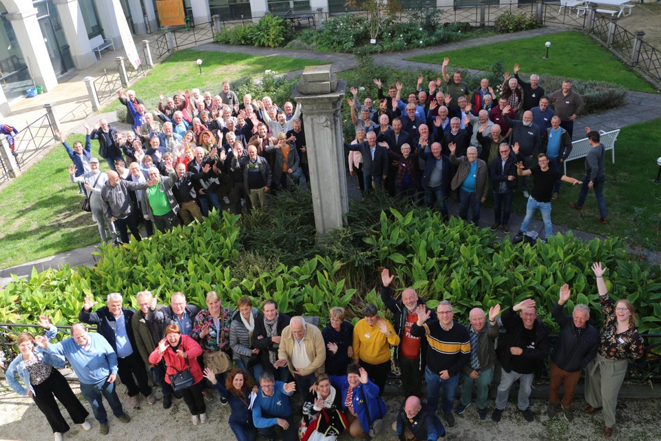 Zo’n tweehonderd vrijwilligers samen op de foto in de tuin van het Pastoraal Diocesaan Centrum. 
