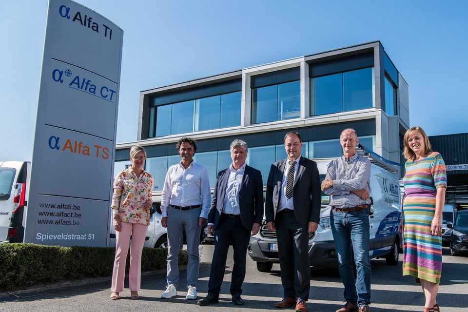 De bestuursleden van Van Roey en Alfa bij het gebouw in Lokeren.