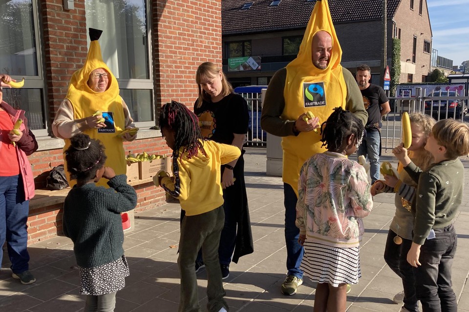 Tijdens de speeltijd deelden leden van de trekkersgroep bananen uit aan de leerlingen van De Klimmuur. 