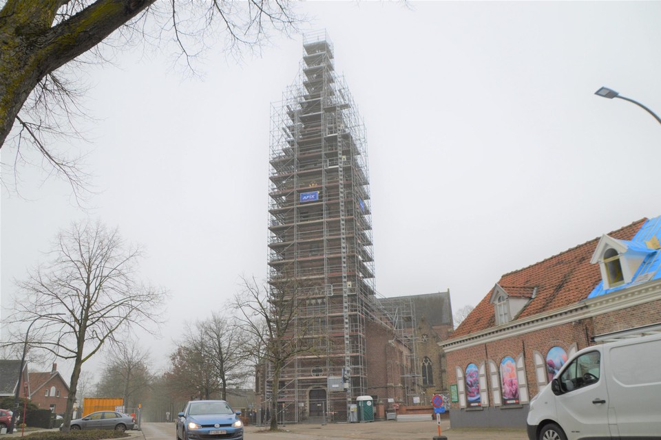 De kerktoren van Westmalle staat helemaal in de steigers.