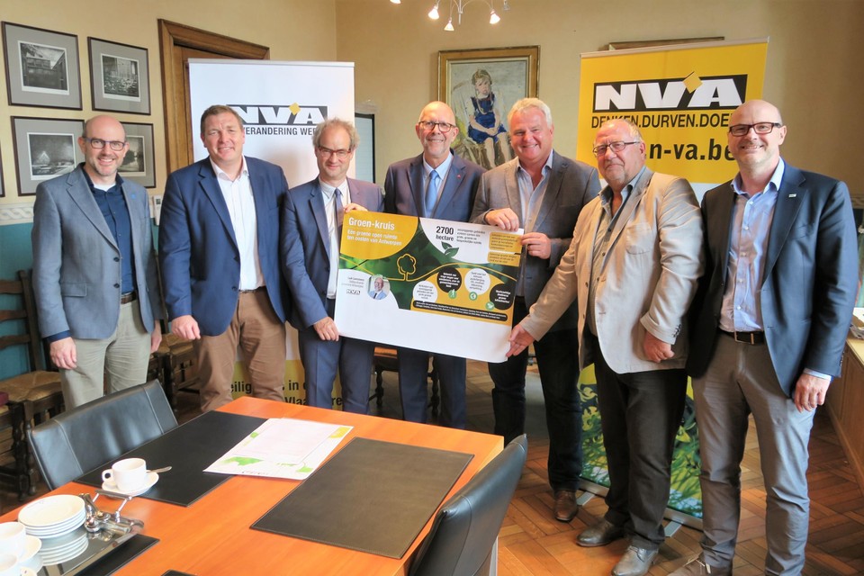 Gedeputeerde Luk Lemmens samen met burgemeesters uit de noordoostelijke stadsrand bij de lancering van het natuurgebiedsprogramma Groen Kruis in 2018. 