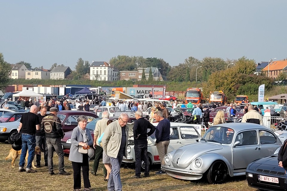 De vele oude wagens lokten een massa toeschouwers.