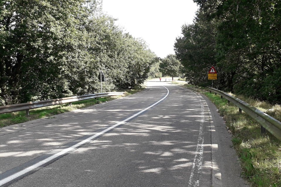 Van deze brug in de Sint-Lenaartsebaan racen zondag de zeepkisten naar beneden.