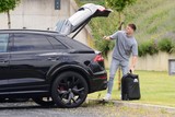 thumbnail: Thomas Foket haalt zijn bagage uit zijn wagen.