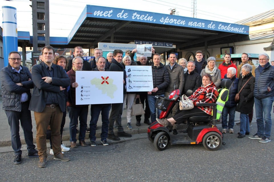 Gemeenteraadsleden hielden begin april een gezamenlijke actie aan het treinstation van Lier.