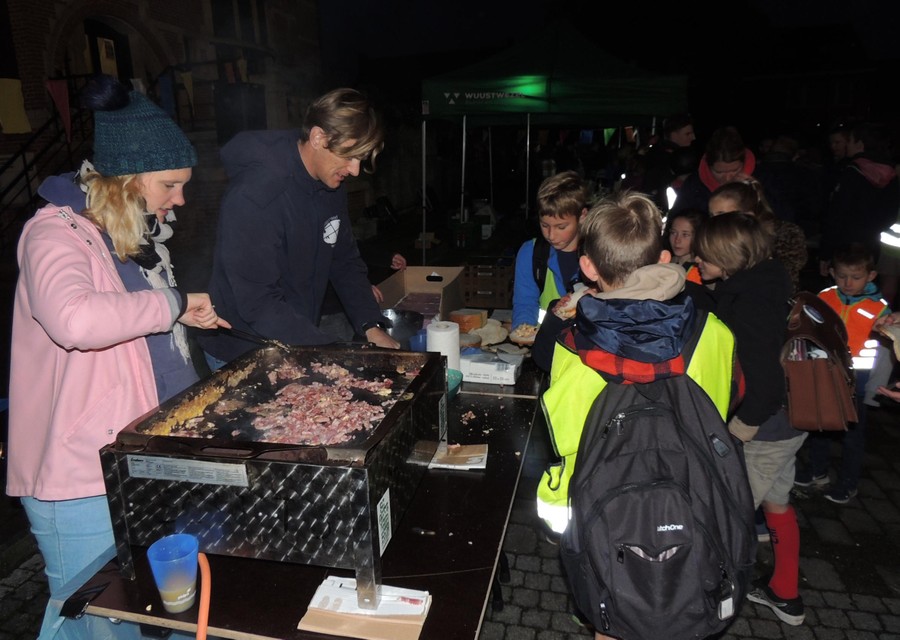 Schepen van Jeugd Kris Van Looveren hielp bij het bakken van spek met eieren.