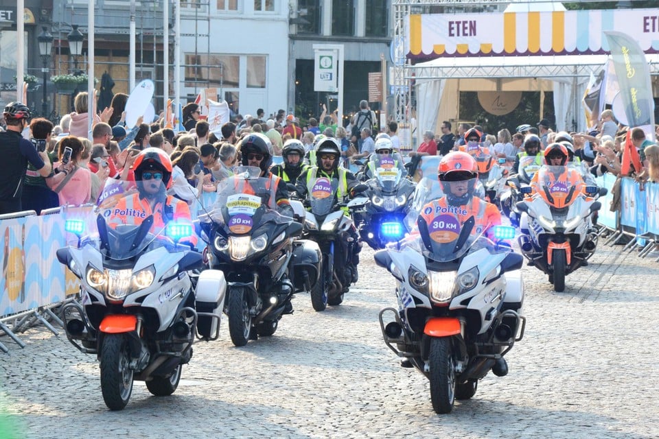 De pelotons worden begeleid door wegkapiteins op de motor en ‘zwaantjes’ van de politie.