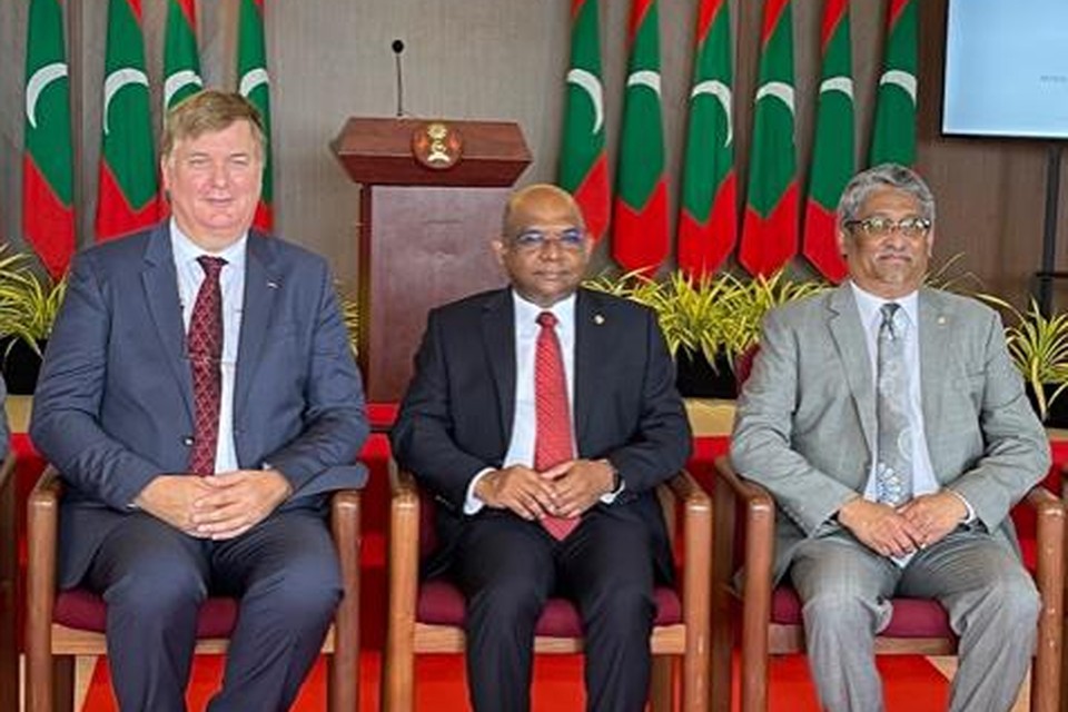 Ereconsul Gerard Huiting (links) tijdens een officieel bezoek met regeringsfunctionarissen op de Malediven. 