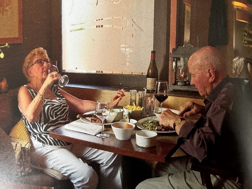 Peter’s vader (rechts), intussen 90 jaar oud, kwam elke week op restaurant bij zijn zoon. Hier geniet hij van een maaltijd in de Oude Kroon. Restaurant Donné is naar hem vernoemd.