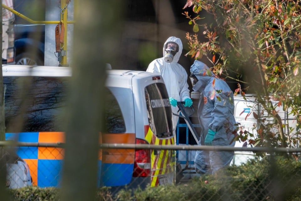 De speurders ontmantelden in Sint-Gillis-Waas een labo voor de aanmaak van synthetische drugs. Dat gebeurde na een douanecontrole van een bestelwagen in Minderhout.