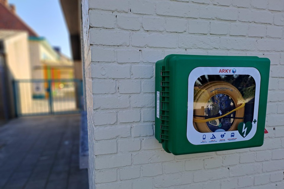 Tegen de buitenmuur van de kleuters bij De Puzzel Schoor vind je sinds kort een AED-toestel. 