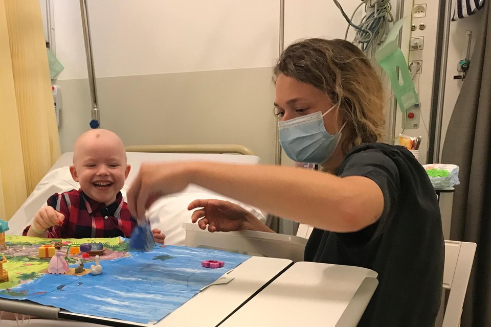 In het UZ in Gent krijgt Anna vanaf nu weer wekelijks een chemokuur. Tijdens haar behandeling wordt Anna ook opgevangen door de dienst spelbegeleiding van UZ Gent.