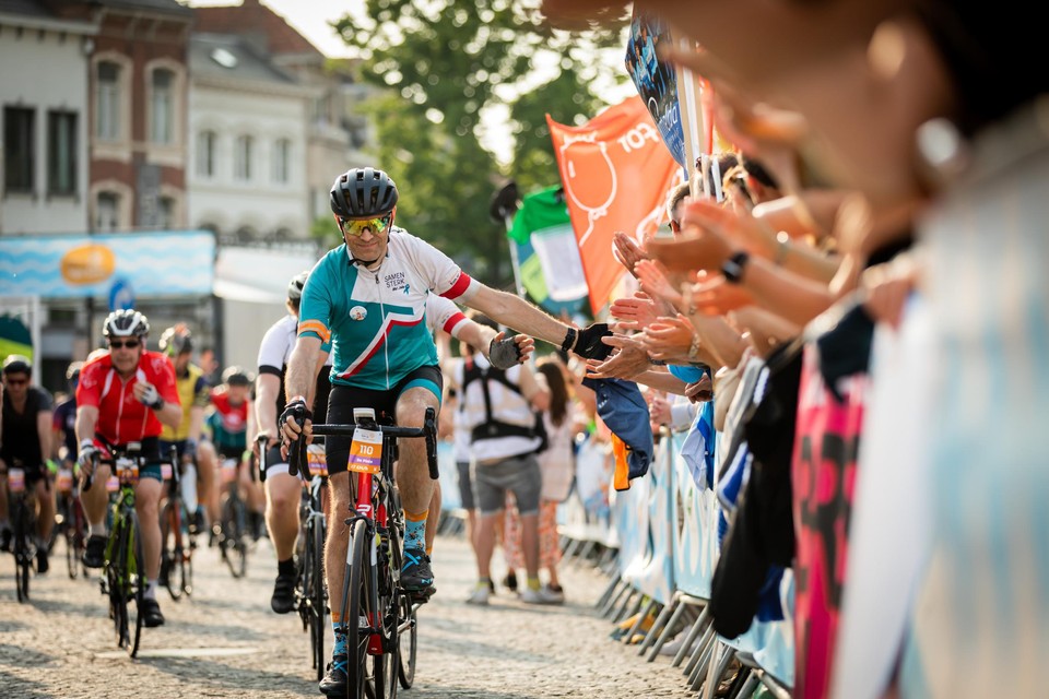 De 1000km voor Kom op tegen Kanker brengt jaarlijks duizenden fietsers en supporters op de been.