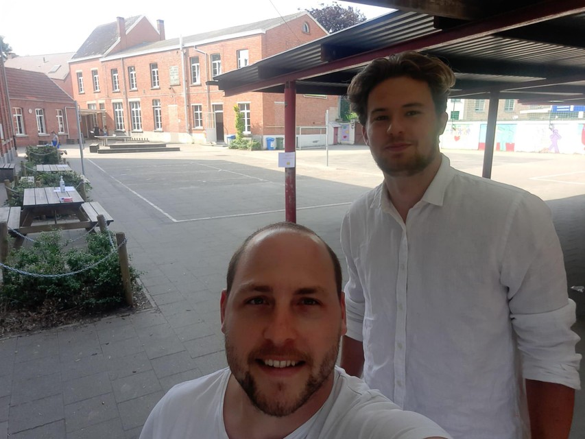 Jong N-VA op de speelplaats van Zandhoven.