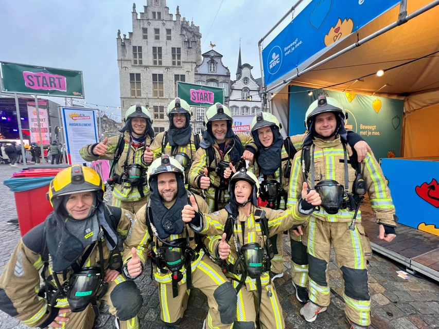Deze acht Antwerpse brandweermannen kwamen meelopen in Mechelen.  