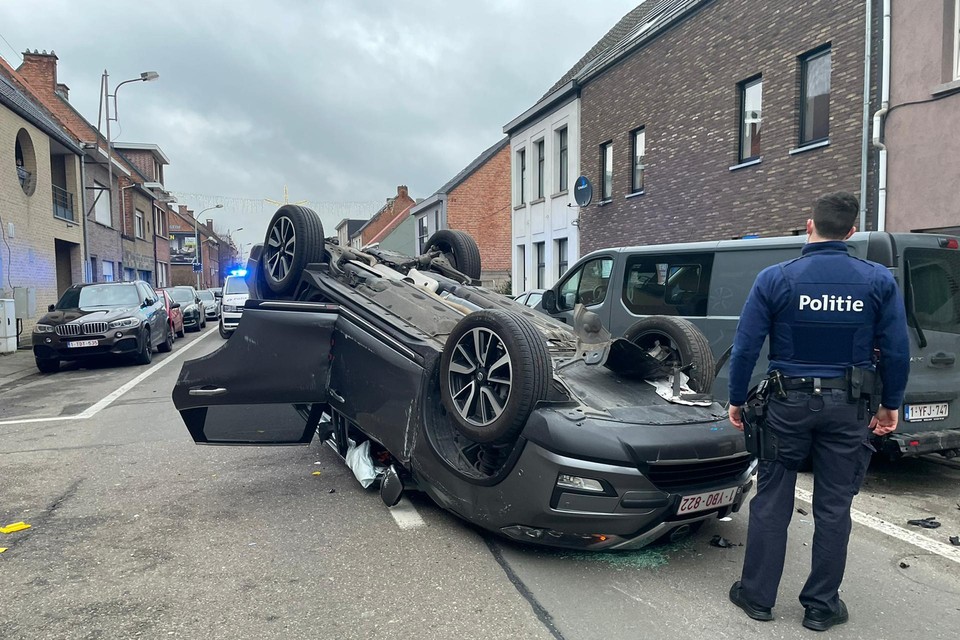 In de Stationsstraat in Berlaar is een bestuurder maandagavond de controle over zijn stuur verloren en vervolgens op zijn dak beland.