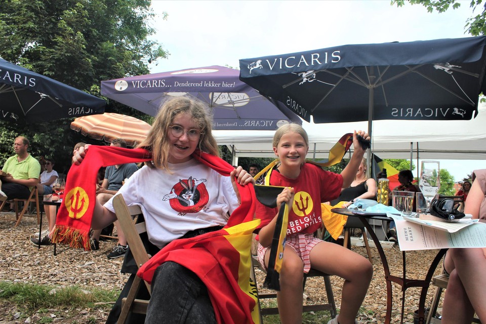 Virginie (links) en Lien supporteren mee.