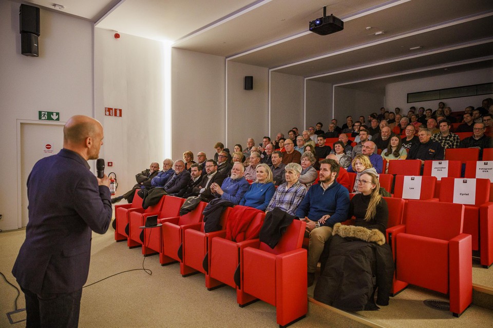 De docu werd voorgesteld in het auditorium van de club.