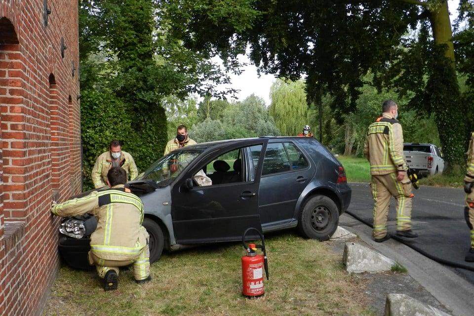 De auto moest in de bocht uitwijken.