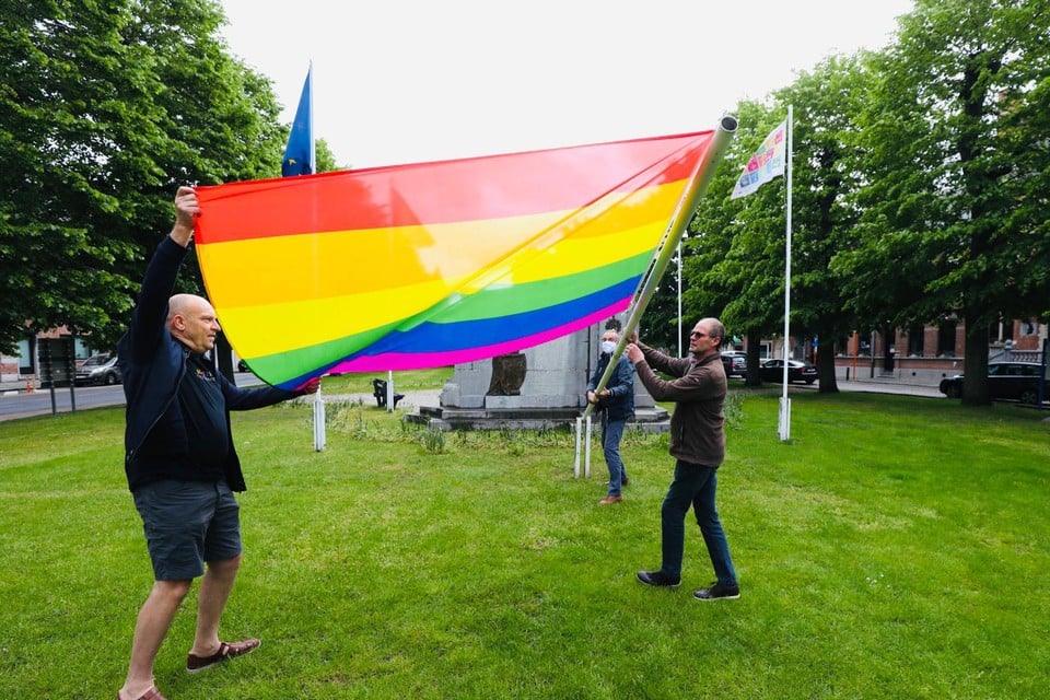 Willy Vanwinckelen, Walter Horemans en Wim Roziers hijsen de vlag.