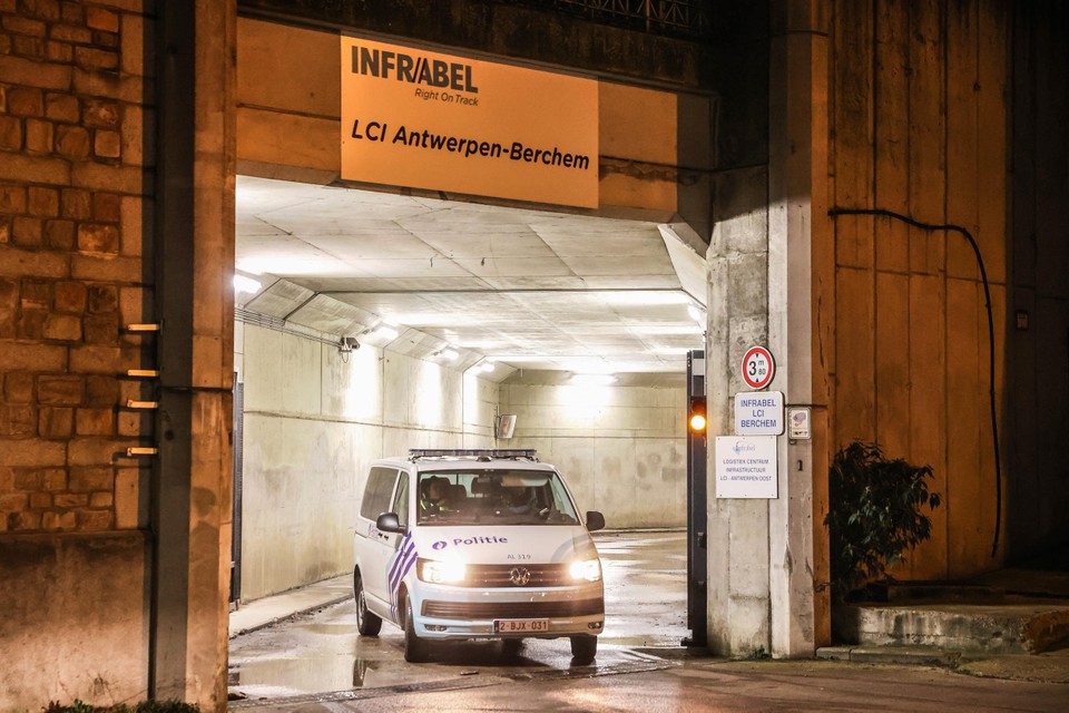 Politiewagens reden maandag af en aan via een tunnel van Infrabel. Het ongeval zelf gebeurde verderop, op de sporen. 