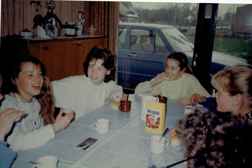 De grote charme van Voorbeeldig Geel blijft om bekenden in hun jonge(re) jaren te zien, zoals dit gezin uit Punt uit 1986.