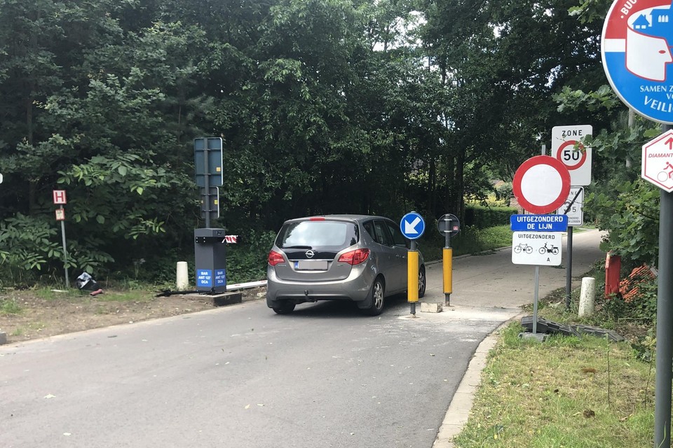 De slagboom ligt aan de kant, iedereen rijdt vlotjes door.