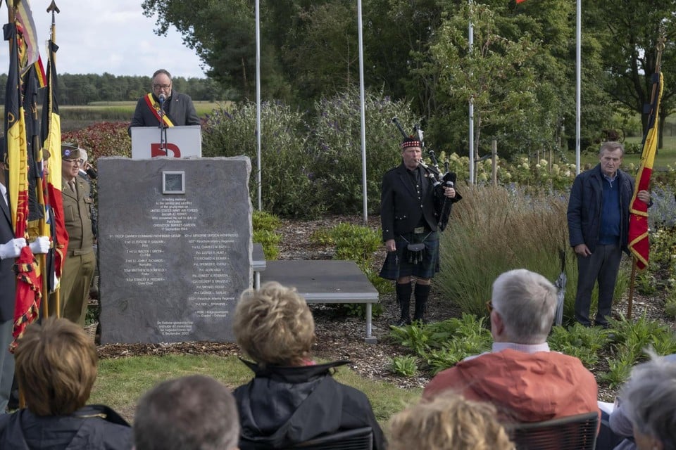De Retiese burgemeester Patrick Geuens houdt een toespraak bij de herdenkingsplechtigheid in Kortijnen. 