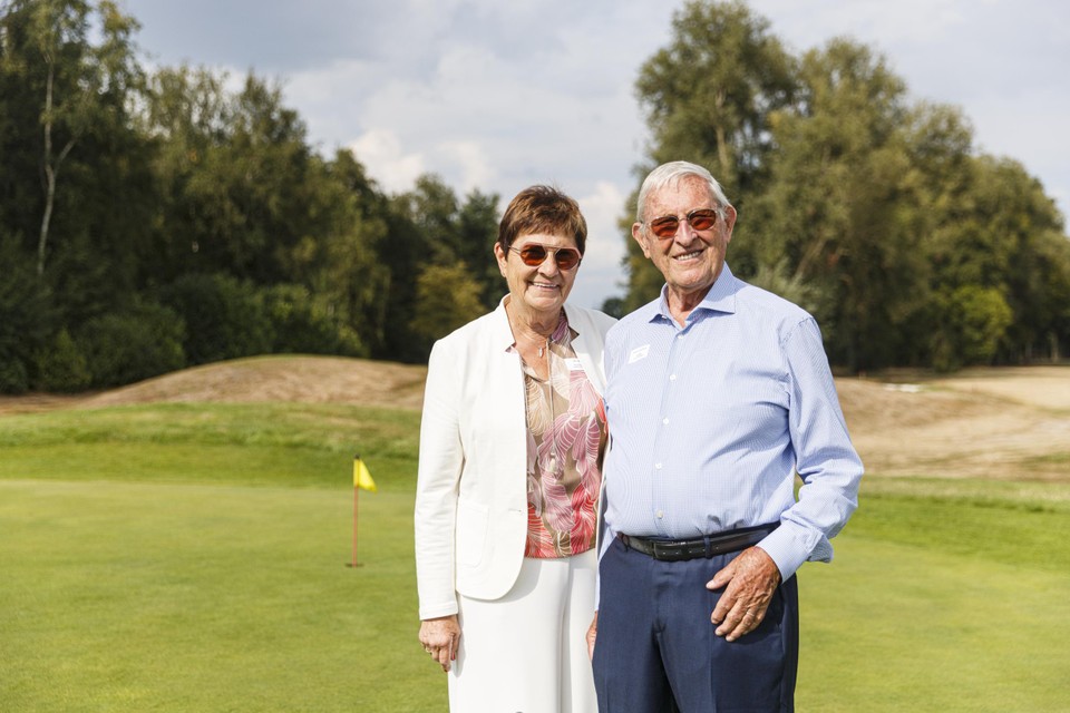 Rudolphe Van den Heuvel en Christine Wallyn op de golfcourt in Breendonk. 