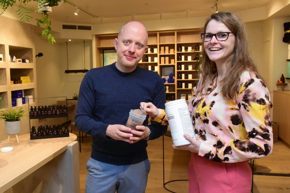Anneleen en Stijn openden een belevingswinkel met gezondheidscentrum.