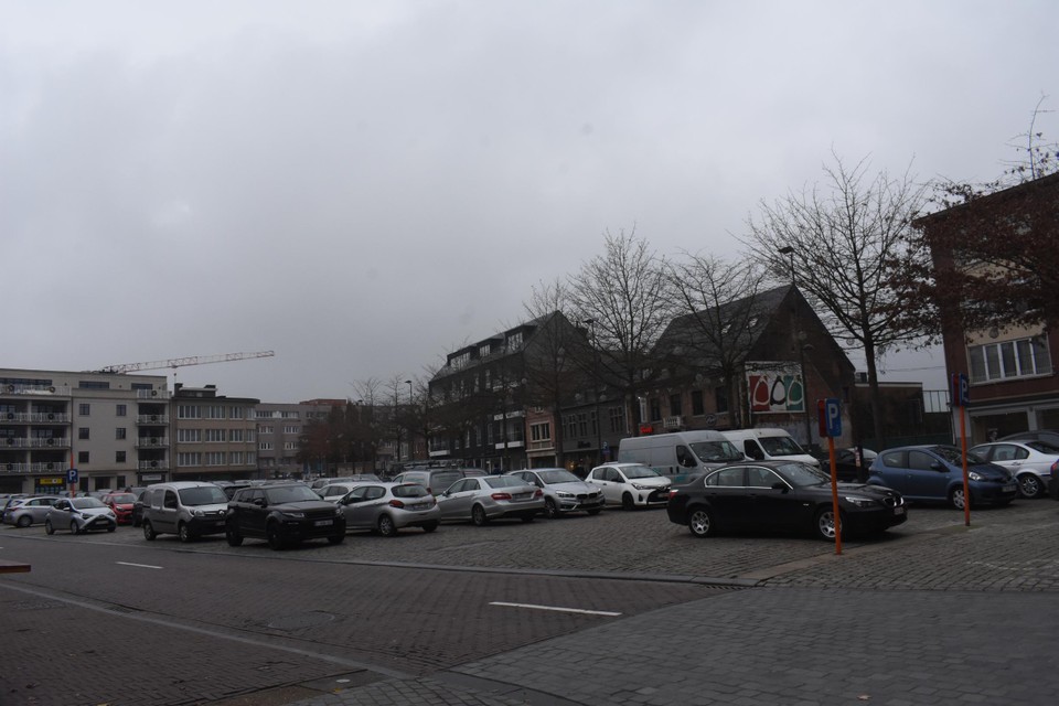 Het huidige Rondplein geeft een troosteloze aanblik op een grijze voorjaarsdag. 