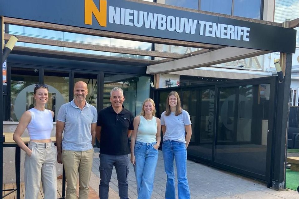 Freyke Van Looveren, Carl Vorsselmans, Dieter Van Loock,  Beaudine Verspeet en Zoë Hens voor de nieuwe vestiging op Tenerife, waar het woensdag 26 graden was.
