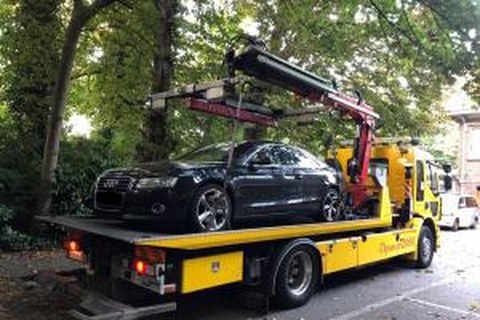 De politie heeft naast drugs en cash geld ook een luxewagen in beslag genomen.