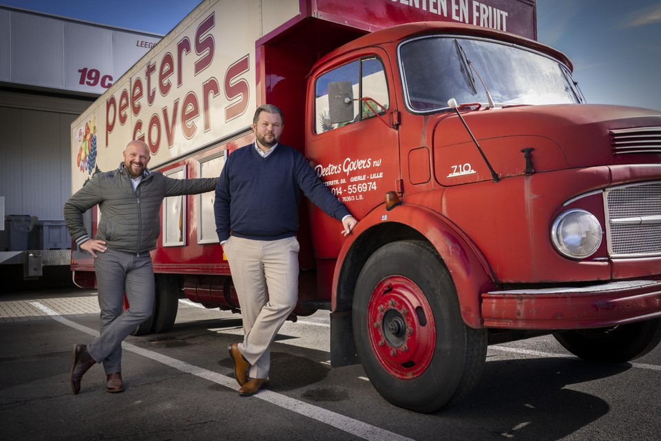 De neven Wim en Jan Peeters bij de legendarische rijdende supermarkt van Peeters-Govers. Ooit reden er zo 86 winkelwagens rond.  