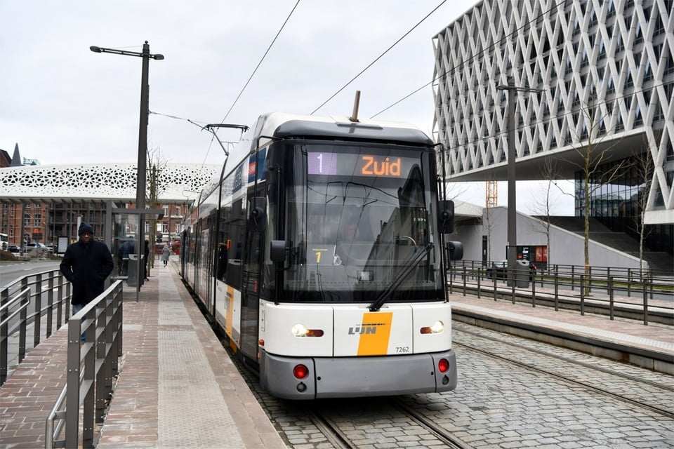 Assimilatie glas Postbode Iedereen blij met tramlijn 1, nieuw traject lijn 24 nog niet bij iedereen  bekend en lijn 8 wordt gemist (Antwerpen) | Gazet van Antwerpen Mobile