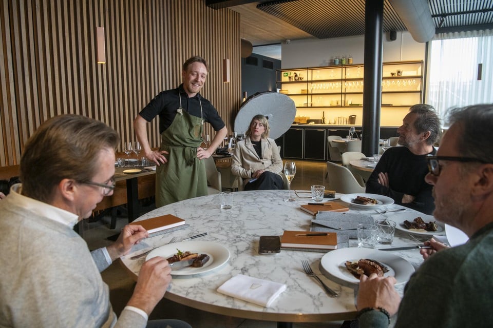 Chef Stijn stelt het gerecht voor aan het proefpanel.