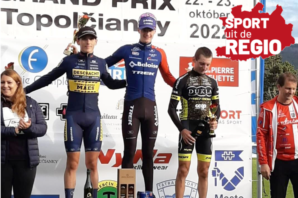 Victor Van De Putte (links) flankeert winnaar Ward Huybs op het Slowaaks podium. 