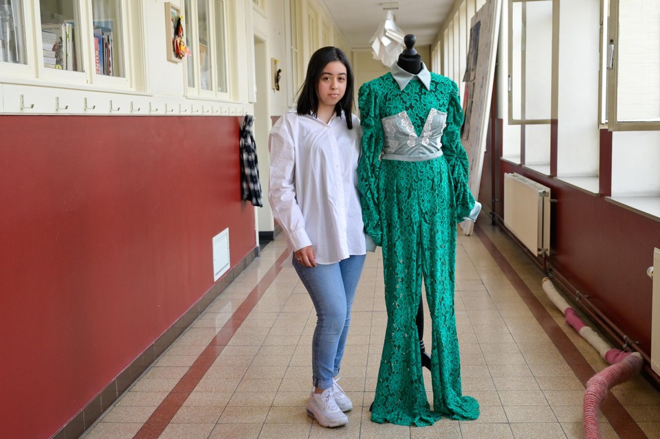 Houda (17) bij haar creatie in kant  