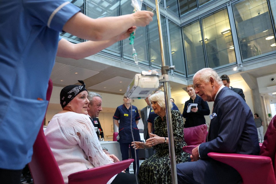 Koning Charles nam de tijd om te spreken met patiënten in het behandelcentrum.
